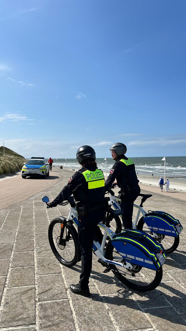POL-OS: Polizei auf Norderney elektrisch unterwegs - moderne Blaulichtfahrräder im Einsatz