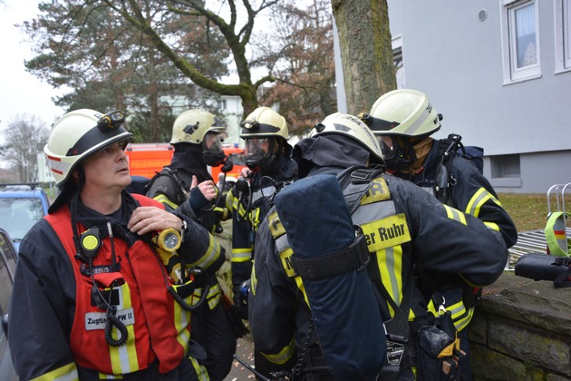 FW-MH: Wohnungsbrand. Frau und Kleinkind konnten sich in letzter Minute retten.