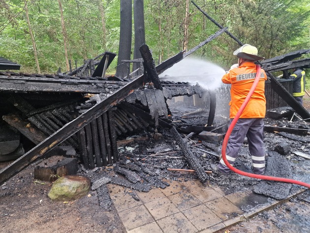 POL-HM: Brand einer Grillhütte in Osterwald