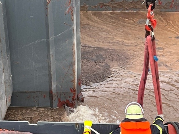 PP-ELT: Leckage an Gütermotorschiff im Hafen Andernach