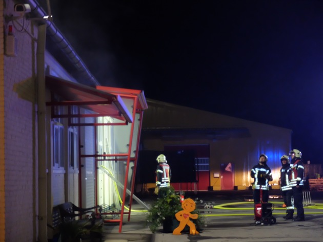 FW-GE: Lagerhallenbrand in der Koloniestraße