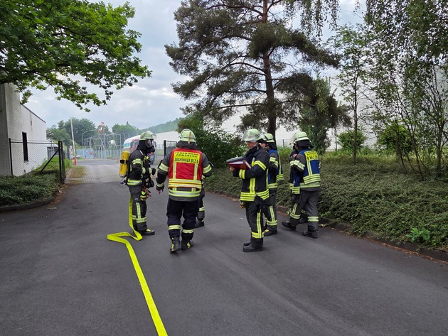 FW-AR: Feuerwehrübung beim TRANSGAS - Löschzug Bruchhausen-Niedereimer im Einsatz
