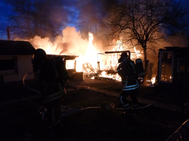 FW-DO: Es brannten mehrere Gartenlauben im Ortsteil Dortmund-Eving