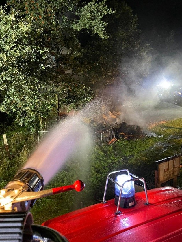 FW Norderstedt: Heuballenbrand im Kampmoorweg