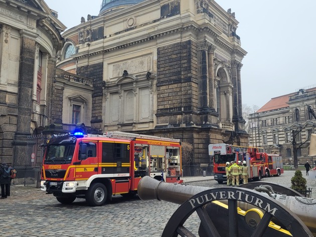 FW Dresden: Feueralarm in der Hochschule für Bildende Künste: PC-Brand rasch unter Kontrolle