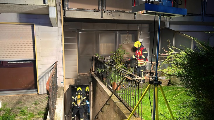 FW Bergheim: ABSCHLUSSMELDUNG: Kellerbrand in Mehrfamilienhaus - Mehrere verletzte Feuerwehrleute und eine verletzte Bewohnerin. Schwierige Brandbekämpfung