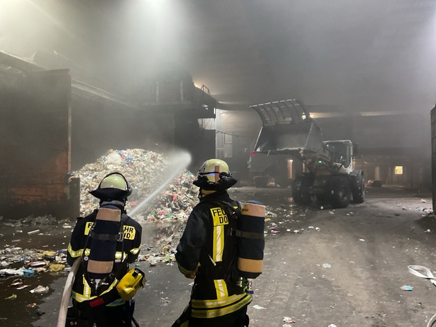 FW-DO: Brand in Lagerhalle eines Recyclingbetriebs