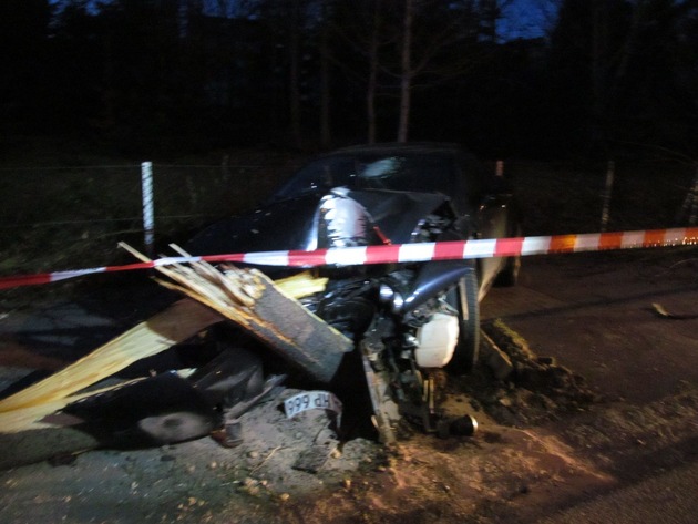 POL-HOL: Delligsen - Dr. Jasper-Straße: Unter Alkoholeinfluss gegen Baum geprallt - 73jähriger Fahrer nicht angegurtet / Schwere Kopfverletzungen -