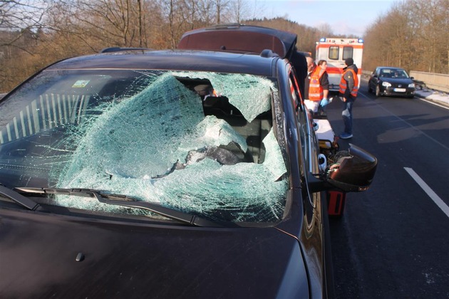 POL-PDMT: Nachtragsmeldung
Schwerer Verkehrsunfall auf der Nistertalstraße durch verlorene Eisplatte