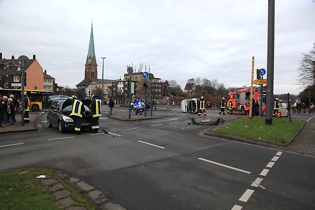 FW-E: Verkehrsunfall mit PKW und Kleintransporter, zwei Personen eingeklemmt, Transporter umgestürzt