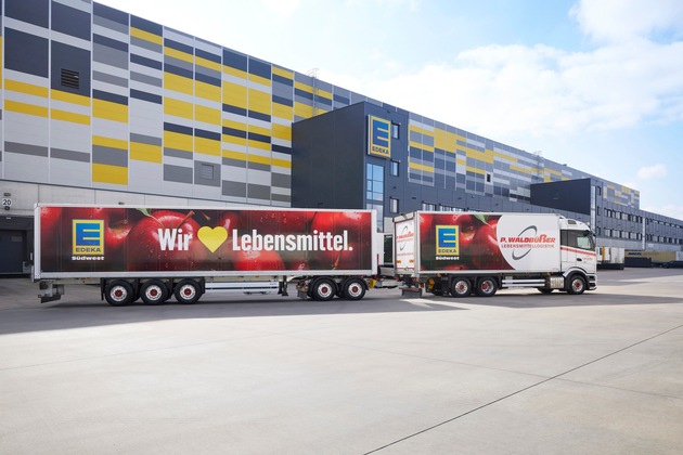 Presse-Information: Edeka S&uuml;dwest setzt ersten Gigaliner ein