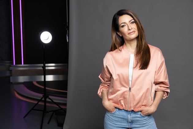 Linda Zervakis greift zur Waffe. ProSieben zeigt die Reportage &quot;LINDA ZERVAKIS. Under attack&quot; am Montag