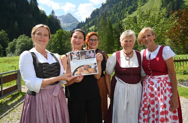 Allgäuer Marktgemeinde Bad Hindelang stellt neues Buch vor – Originalrezepte, Lebensweisheiten und Amüsantes – 18 Zeitzeugen wirken mit