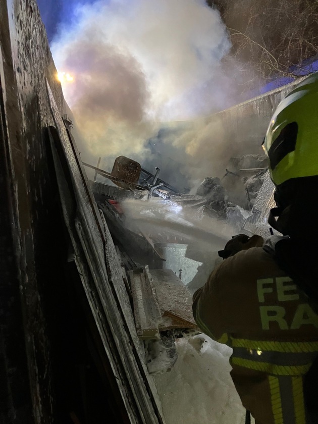 FW Ratingen: gemeldeter Gebäudebrand - brannte Container auf Schulhof