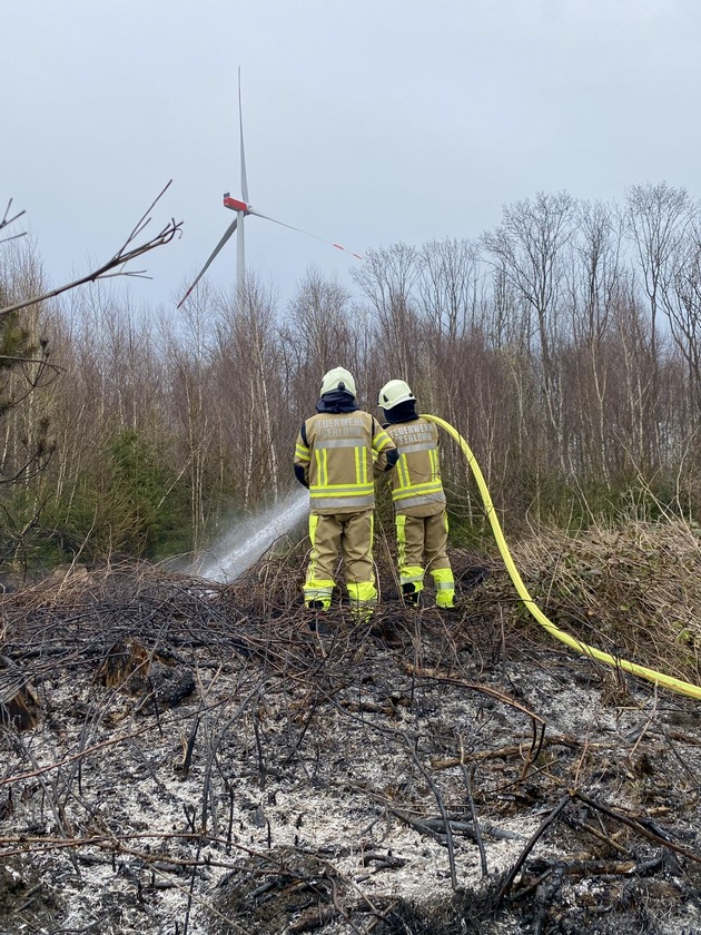 FW-MK: Kleiner Waldbrand und ein ausgelöster Heimrauchmelder beschäftigten die Feuerwehr Iserlohn