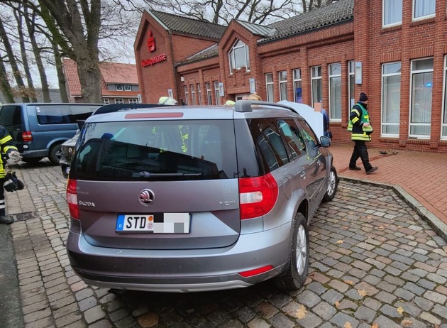POL-STD: Autofahrerin prallt gegen Sparkassengebäude in Himmelpforten