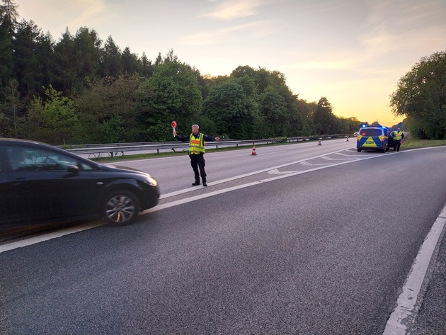 POL-SE: Tornesch / BAB 23 - Polizei führt in den Abendstunden Verkehrskontrolle durch und stellt Verstöße fest