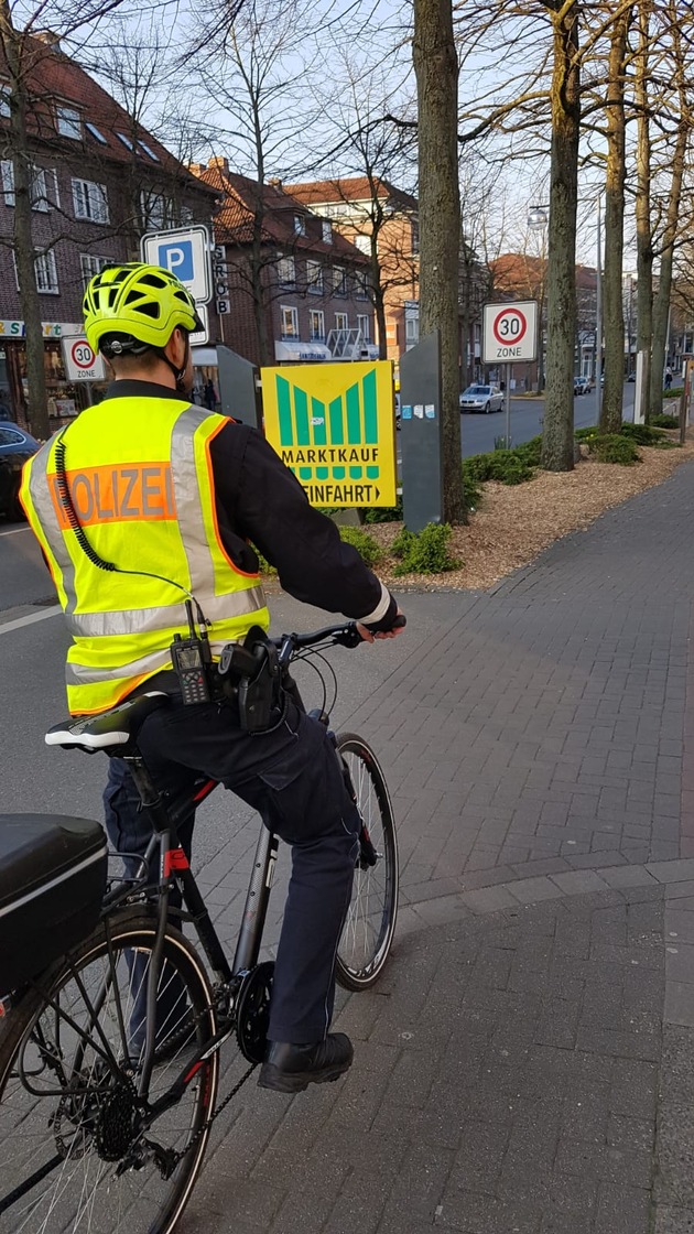 POL-STD: Mit dem Fahrrad auf Streife - Buxtehuder Polizisten in der Stadt unterwegs