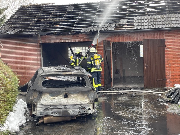 FW-ROW: Garage gerät in Brand - Feuerwehr kann übergreifen auf Mehrfamilienhaus verhindern