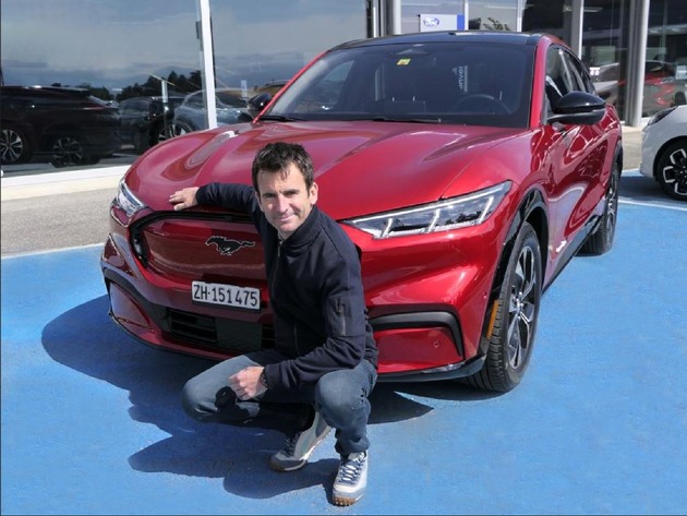 Le pilote automobile Romain Dumas et sa nouvelle Ford Mustang Mach-E