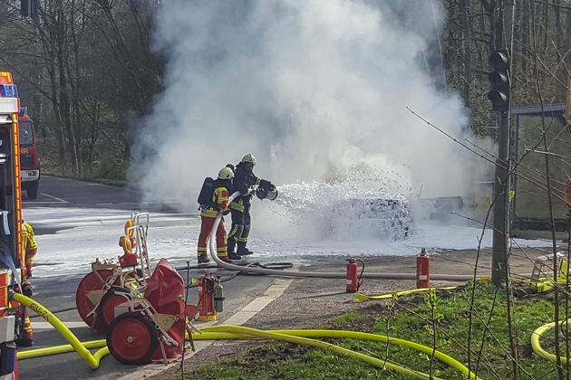 FW-Heiligenhaus: Feuer vernichtete Cabrio (Meldung 10/2018)