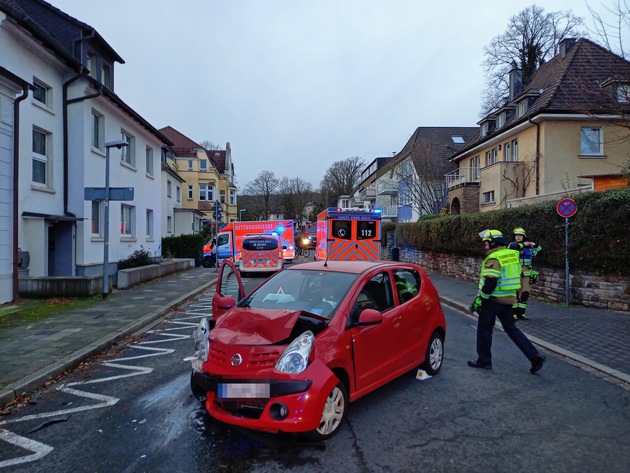 FW-EN: Verkehrsunfall mit Personenschaden auf der Goethestraße - 75- jährige Fahrerin mittelschwerverletzt - Patientenerstversorgung in Westende