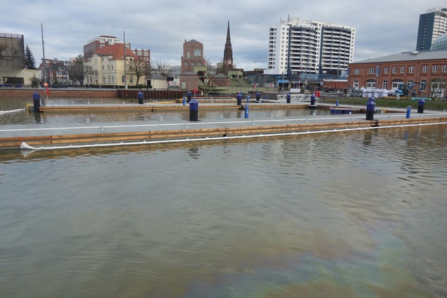 FW Bremerhaven: Gewässerverunreinigung im Alten und Neuen Hafen
