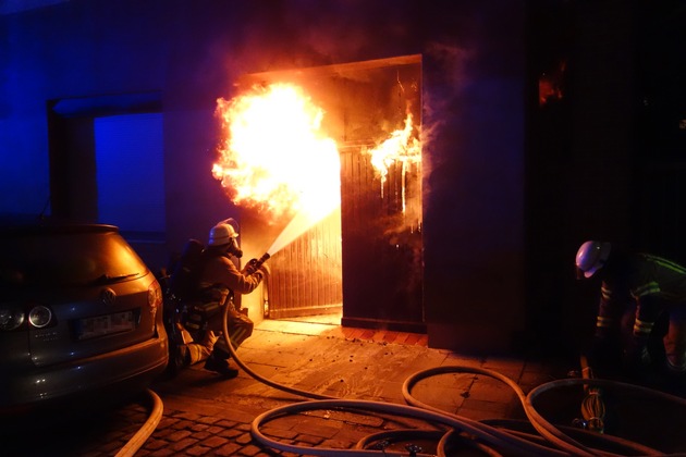 FW Bremerhaven: Korrektur: Treppenraumbrand in Bremerhaven