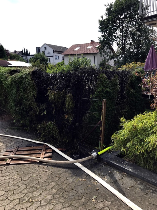 FW-AR: Feuerwehr löscht brennende Hecke in Herdringen und kann schlimmen Schaden am Wohngebäude verhindern