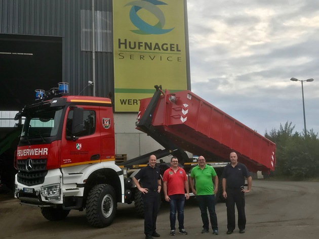 FW-OE: Übergabe eines Abrollbehälters durch die Fa. Hufnagel-Service GmbH an die Feuerwehr