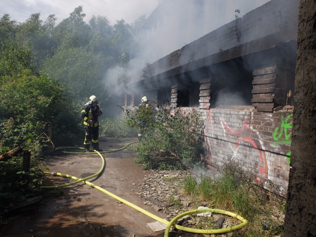 FW-GE: Dichter Brandrauch aus leerstehendem Gebäude in Gelsenkirchen Ückendorf ruft die Feuerwehr auf den Plan.