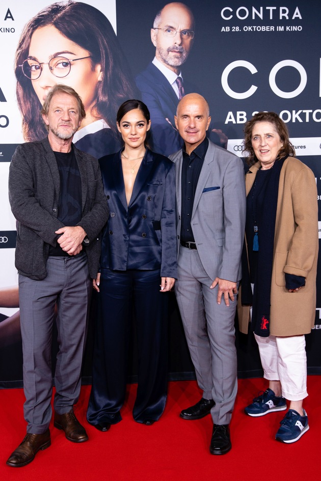 CONTRA feiert Premiere in Köln: Kluge Unterhaltung und ein glänzendes Ensemble begeistern Publikum