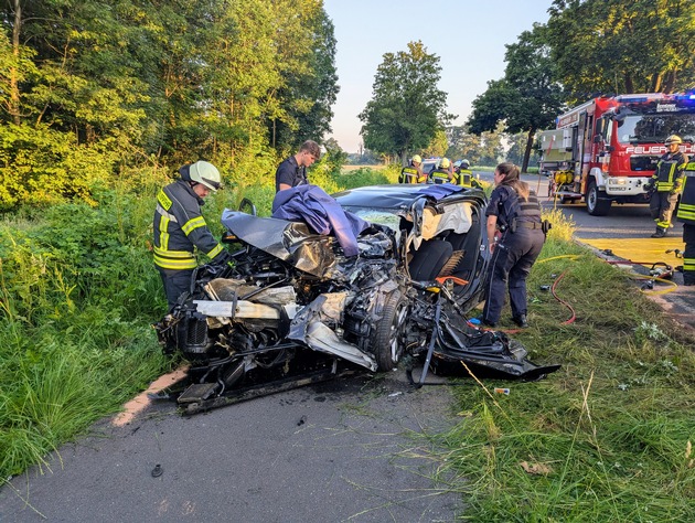 FW-KLE: Schwerer Verkehrsunfall zwischen Linienbus und Pkw auf der B 57 - BMW-Fahrer schwer verletzt