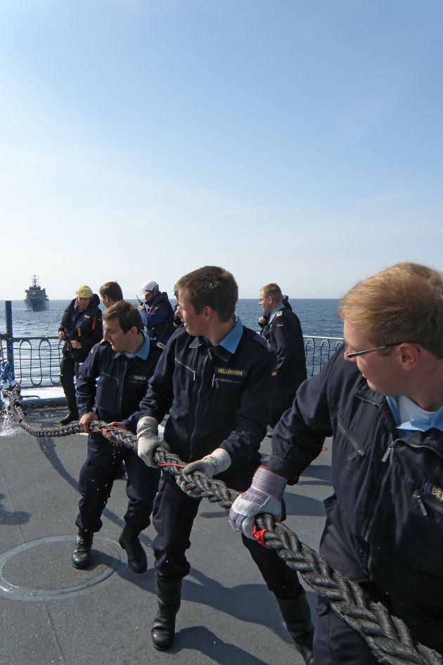 Deutsche Marine - Bilder der Woche: Alle ziehen an einem Strang