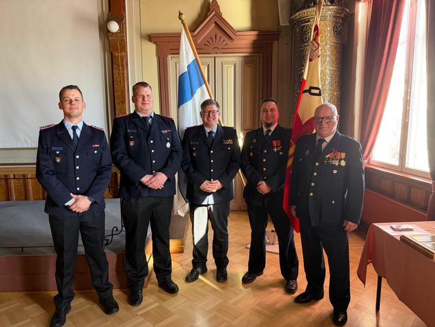 FW Celle: Ortsfeuerwehren Altenhagen und Gro&szlig; Hehlen nahmen am Traditionstag der Feuerwehr H&auml;meenlinna in Finnland teil - Sarah und Sven Jacobi ausgezeichnet