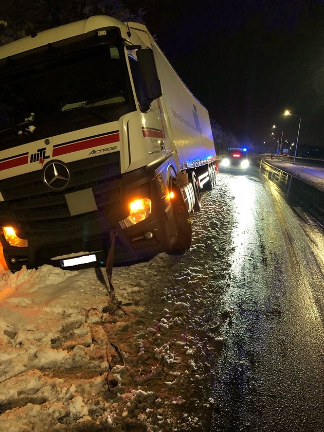POL-DN: Schnee erzeugt Chaos auf den Straßen und rekordverdächtig viele Unfälle im Kreis Düren