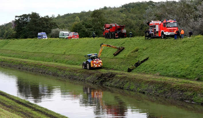 FW-E: Schlepper kommt vom rechten Weg ab und droht, in die Emscher zu stürzen, Fahrer bleibt unverletzt