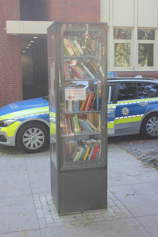 POL-COE: Coesfeld, Schlosspark/ Fußtritt gegen Bücherschrank im Schlosspark &quot;Zeugen gesucht&quot;