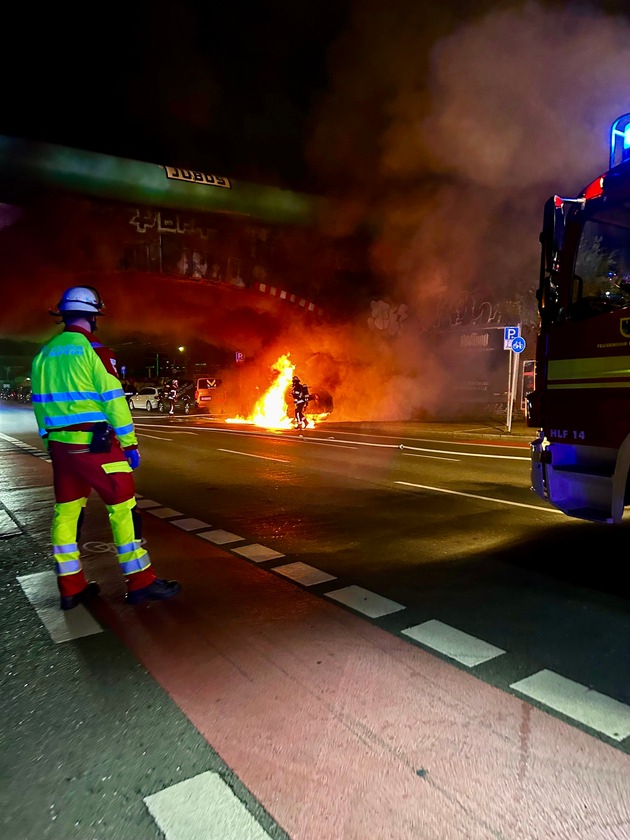 FW-DO: Fahrzeugbrand unter Brücke - Feuerwehr kann Ausbreitung verhindern