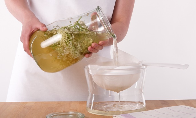 Schritt f&uuml;r Schritt zum Holunderbl&uuml;ten-Sirup / Dr. Oetker stellt f&uuml;r Journalisten eine Auswahl an honorarfreien Pressebildern zur Verf&uuml;gung (FOTO)