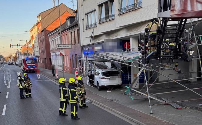 FW-OB: Verkehrsunfall mit beschädigtem Baugerüst sorgt für Einsatz der Feuerwehr