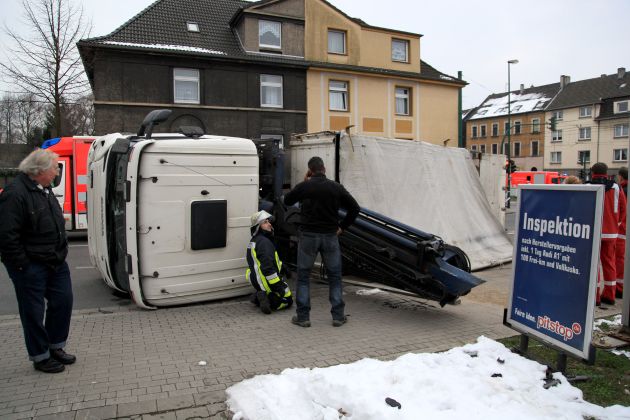FW-E: LKW reißt Fahrdraht der EVAG herunter und kippt auf die Seite, Fahrer unverletzt