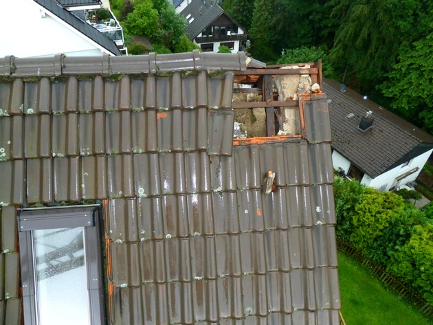 FW-Heiligenhaus: Loch im Dach nach Blitzeinschlag (Meldung 15/2016)