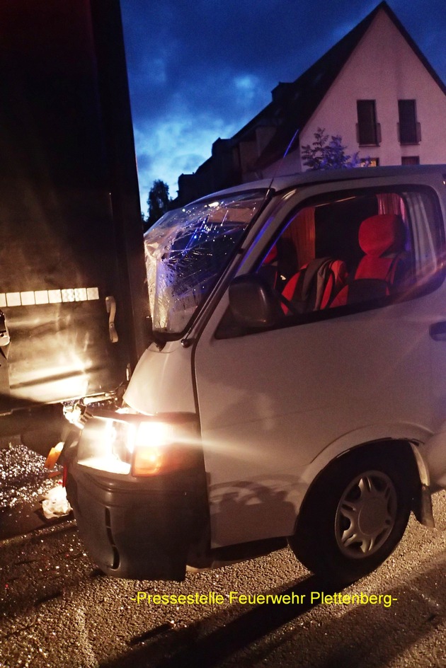 FW-PL: Verkehrsunfall in Plettenberg- Papenkuhle. Kleintransporter fährt in stehenden LKW.