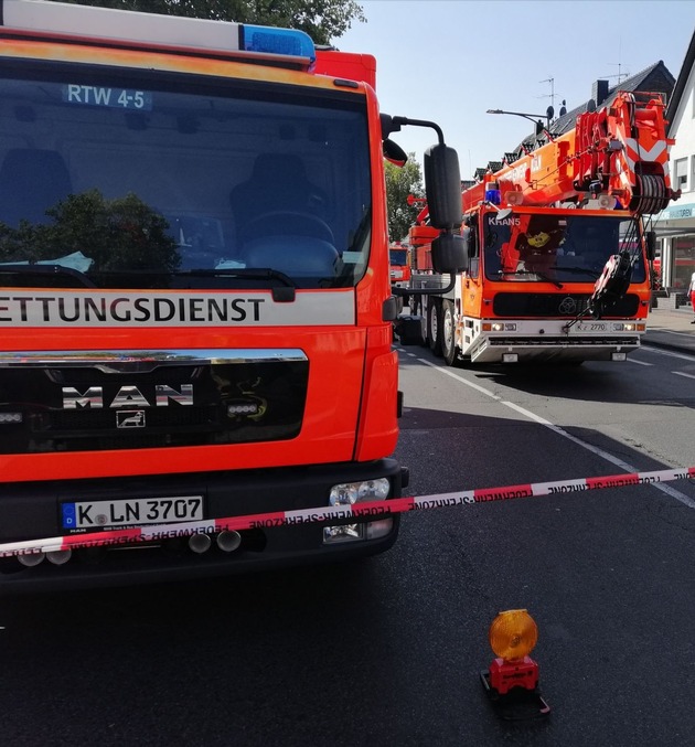 FW-GL: Unterstützung des Rettungsdienstes mittels Feuerwehrkran und Höhenrettung in Bergisch Gladbach