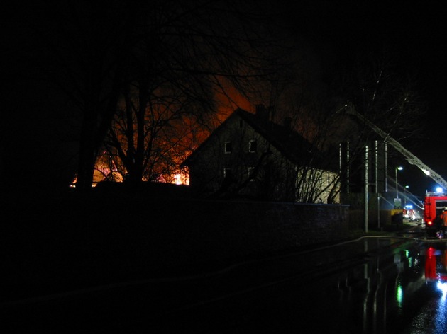 POL-HOL: Holzminden - Allersheim: Brand einer Scheune verursacht 200.000, -- EUR Sachschaden -Feuerwehr mit starken Kräften im Einsatz/Brandursache noch unklar -