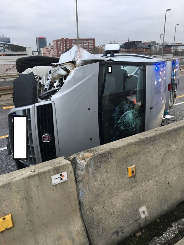 POL-PPRP: Verkehrsunfall mit umgekipptem PKW