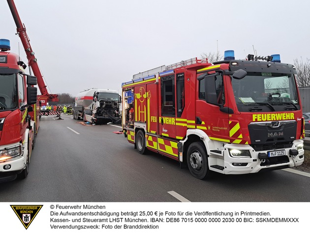 FW-M: Schwerer Verkehrsunfall mit zwei Lkw (Feldmoching)