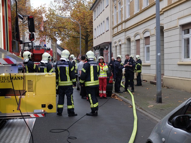 FW-GE: Feuer in Rotthausen - Brannte Sperrmüll im Hausflur, zwei Jugendliche aus Dachgeschoss gerettet