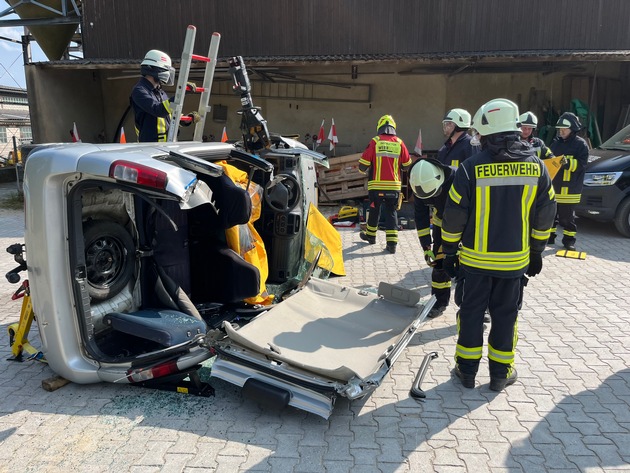 FW Borgentreich: Fortbildung mit WEBER RESCUE - Technische Hilfeleistung Verkehrsunfall